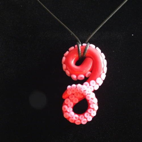Pendentif en forme de tentacule rose avec ses ventouses