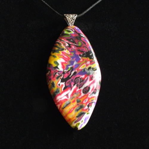 Collier en forme de planche de surf multicolore avec une jolie bélière 