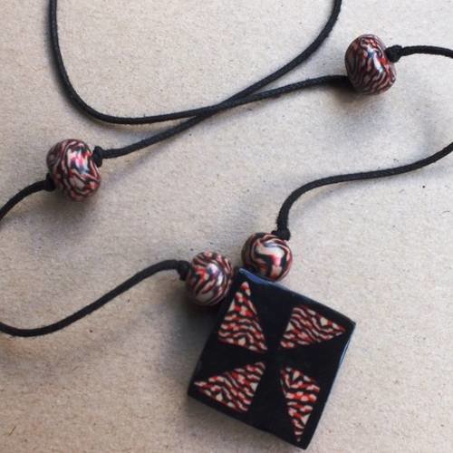 Collier tout en finesse aux motifs d'ailes de moulin à vent 