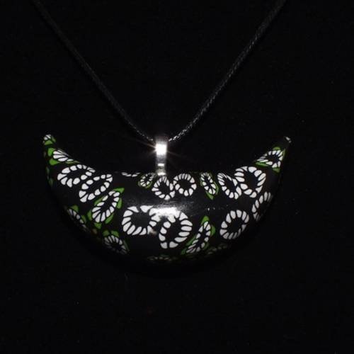 Collier en forme de croissant aux motifs afro noir et blanc 