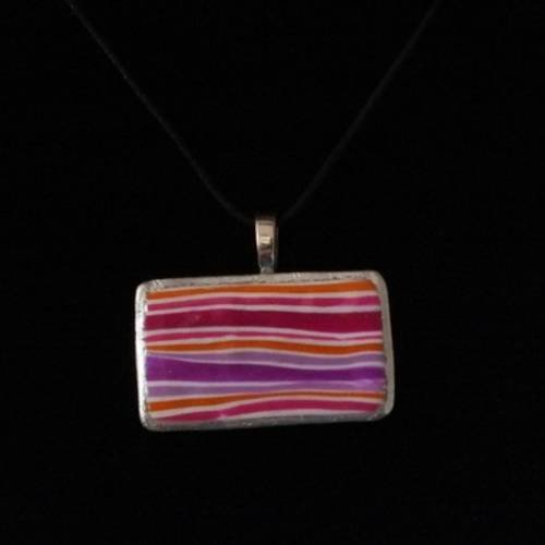 Collier tout simple aux lignes colorées fini à la feuille d'argent 
