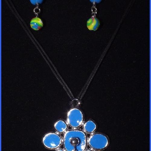 Collier à dominance bleu sur cadre métal en forme de fleur 