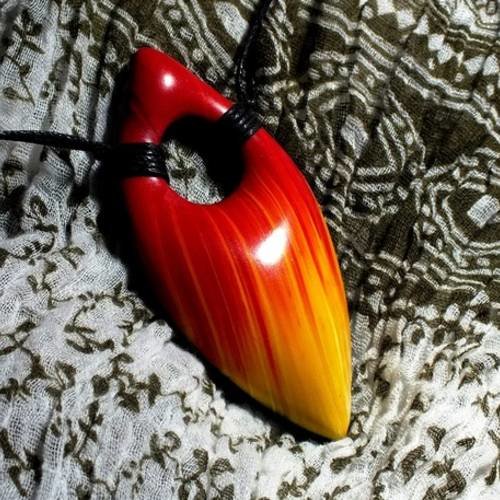 Collier avec pendentif bombé en dégradé couleurs feu 