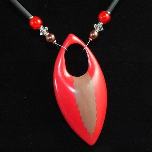 Collier en forme de goutte bombé et creux donc très léger 