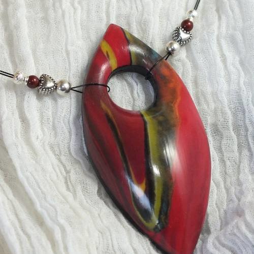 Collier en forme de goutte bombée et creux donc très léger. 
