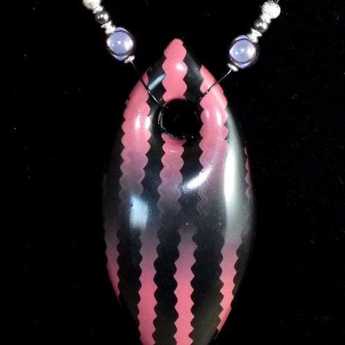 Collier en forme de goutte bombée et creux aux motifs en dégradé 