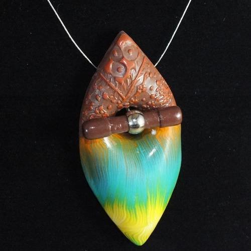 Collier en forme de goutte bombée et creux aux motifs reliefs et dégradés 