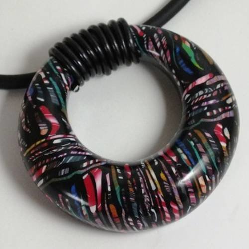 Nouveau collier multicolore sur fond noir en forme de donut 
