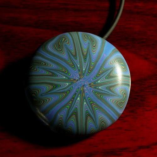 Collier avec pendentif rond aux motifs très fins 