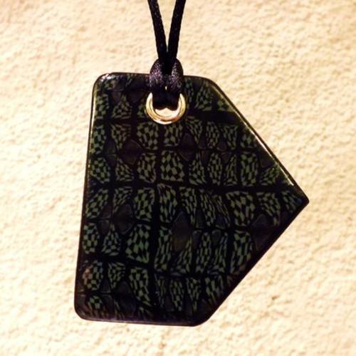 Collier aux motifs mosaïques de forme très originale 
