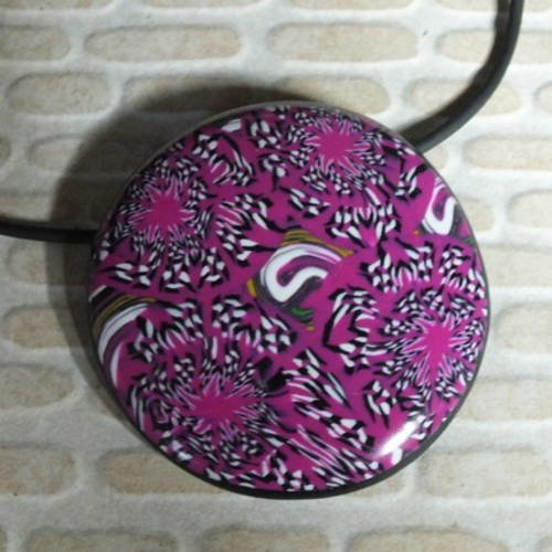Nouveau collier aux fleurs imaginaires roses 