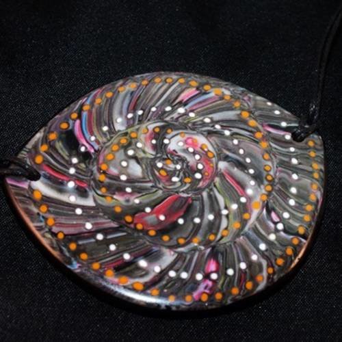 Collier avec un swirl escargot avec un tourbillon de points 