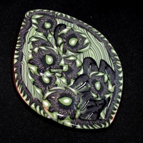 Collier avec des fleurs imaginaires noir sur fond vert 