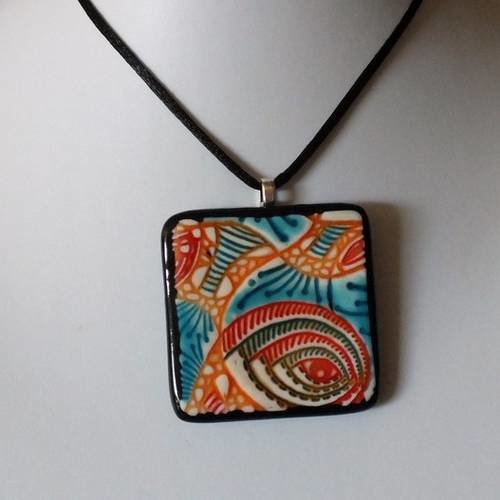 Collier avec pendentif aux motifs colorés 