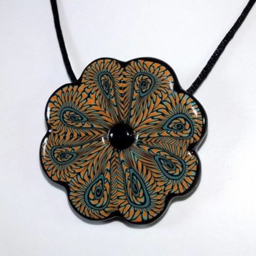 Collier en forme de grosse fleur aux motifs dentellés 