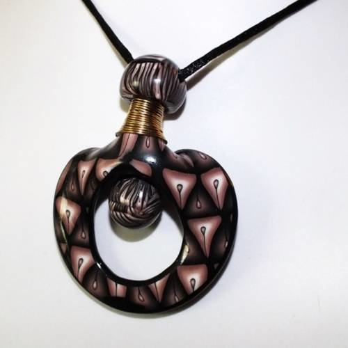Collier aux formes originales attache-lunettes 