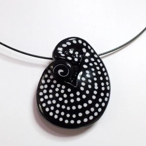 Collier sans forme précise noir aux multi-points blancs 
