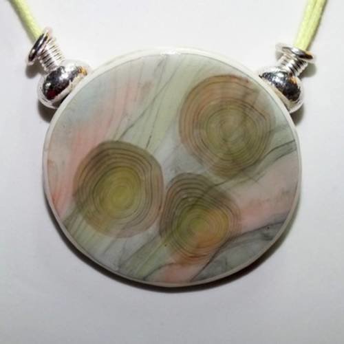 Collier avec pendentif aux motifs diffus imitant le marbre rose 