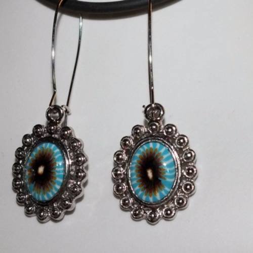 Boucles d'oreilles fleurs bleues imaginaires cerclées 