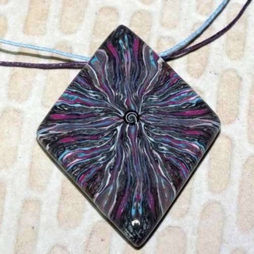 Collier losange avec des motifs éclatés 
