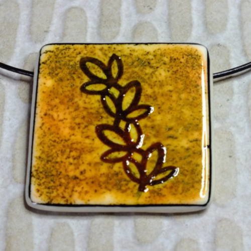 Collier avec motifs feuilles mortes 