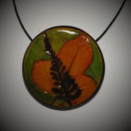 Collier aux empreintes de feuilles de fraisier et de fougère 
