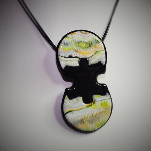 Collier aux deux cercles réunis par une pièce de puzzle 