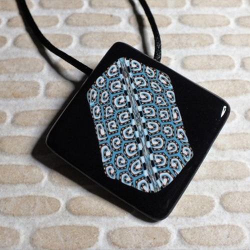Collier aux spirales entremêlées sur fond noir 