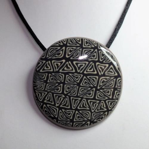 Collier avec un pendentif multi-arabesques 