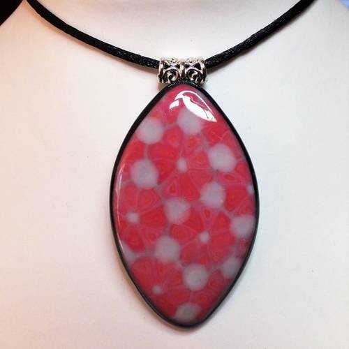 Collier rose avec des détails blancs laiteux tous doux 