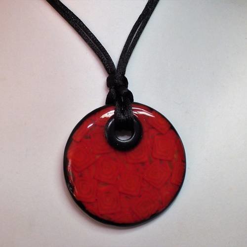 Collier avec des motifs carrés avec spirales en suspension 