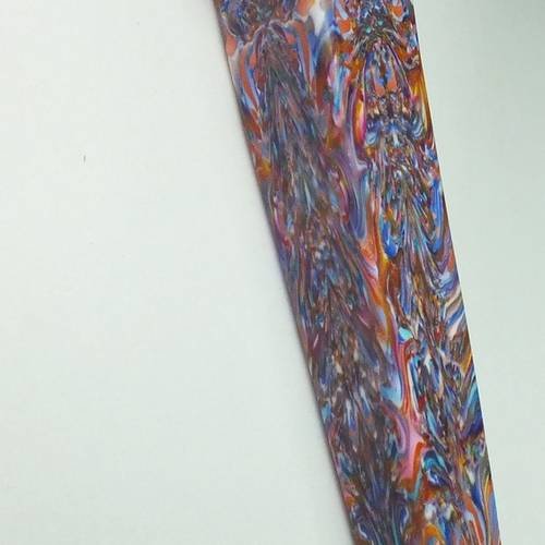 Un pendentif obélisque inversé tout en couleurs 