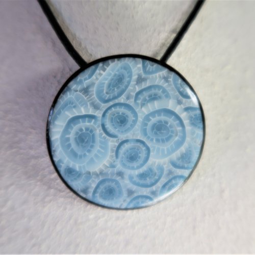 Collier bleu tourbillon