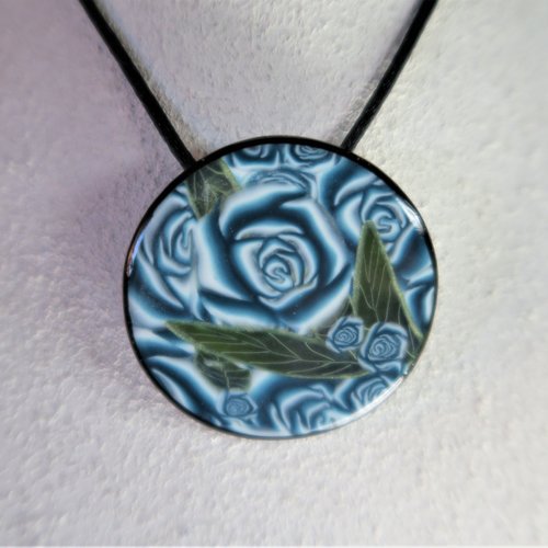 Collier roses bleues