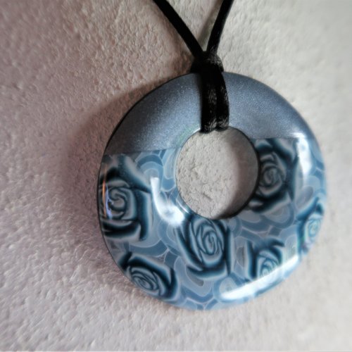 Donut argent et roses bleues
