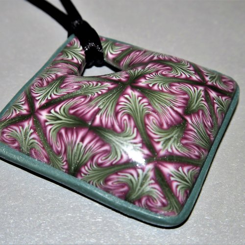 Collier losange arabesques
