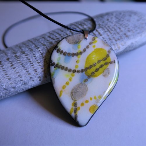 Collier en forme de goutte lignes et points