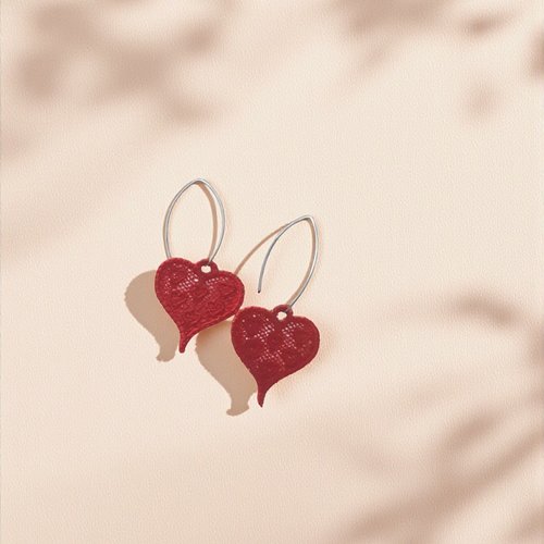 Boucles d'oreilles brodées coeur rouge