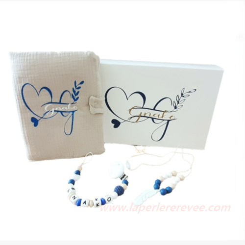 Coffret naissance cadeau protège carnet attache tétine et hochet avec boîte cadeau