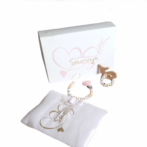 Coffret naissance cadeau protège carnet attache tétine et hochet avec boîte cadeau