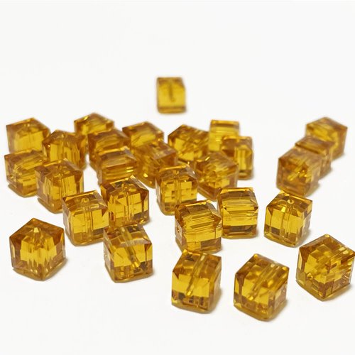 5 mm. swarovski. 5 cubes topaze or. 5601 617