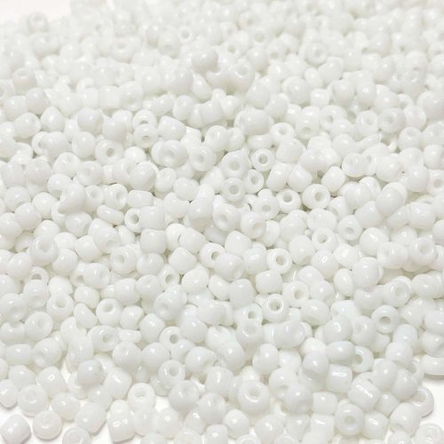 225 g. 3 mm, perles de rocaille, blanc opaque.