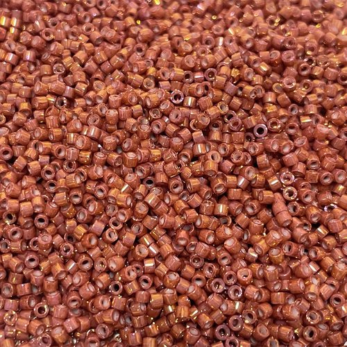 5 g. perles miyuki delica 11/0, vieux rose irisé 1016. perles de tissage