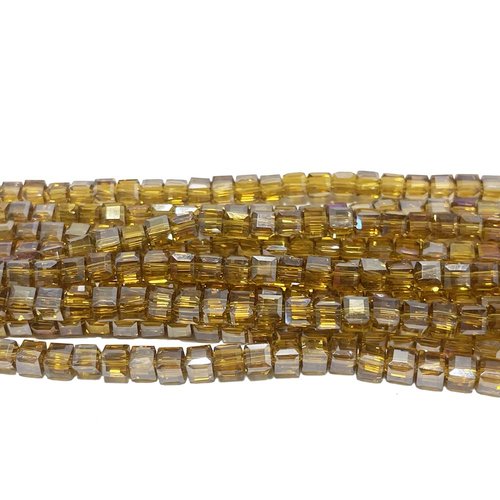 4*4 mm. perles cubes en verre à facettes. fil d'env. 100 perles