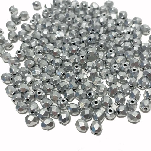 4 mm. 50 perles verre poli au feu à facettes. argenté mat