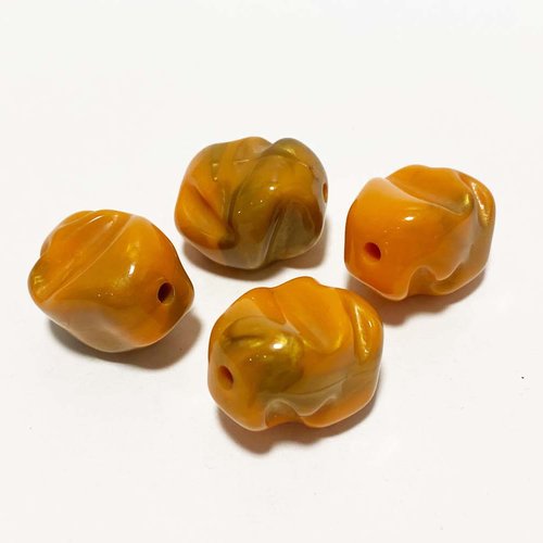 17*23 mm. perle acrylique ovale irrégulière. orange