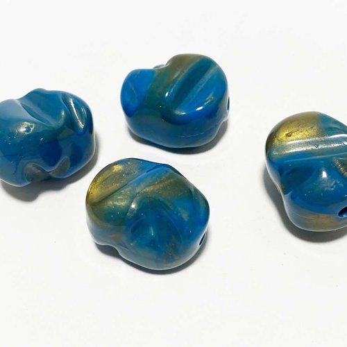 17*23 mm. perle acrylique ovale irrégulière. bleu