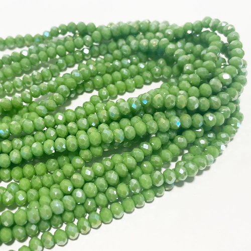 4 *3 mm. perles verre à facettes. vert pomme brillant. 125 p
