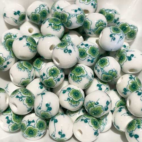 10 mm. perle en céramique décor fleur. vert