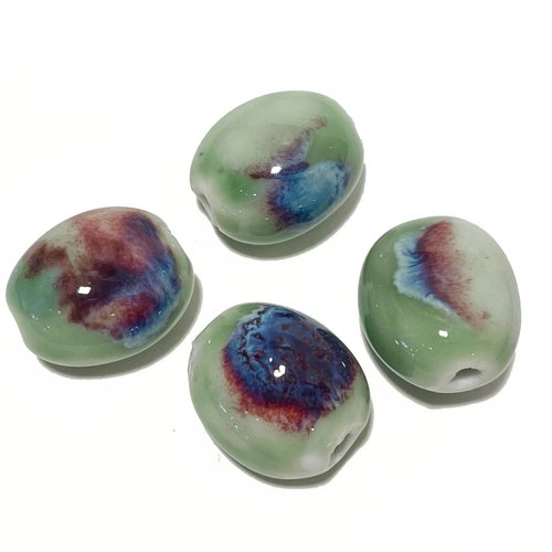 20 mm. perle galet en céramique.. vert clair / violet